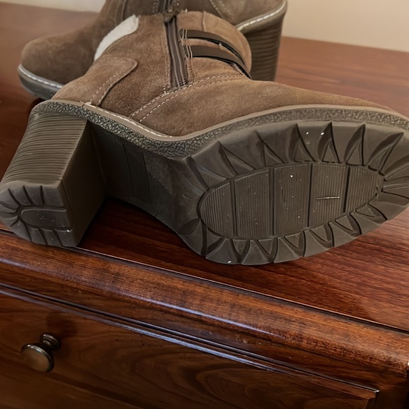 Booties, warm winter. Zipper side, suede.   Super cute! - Picture 3 of 7